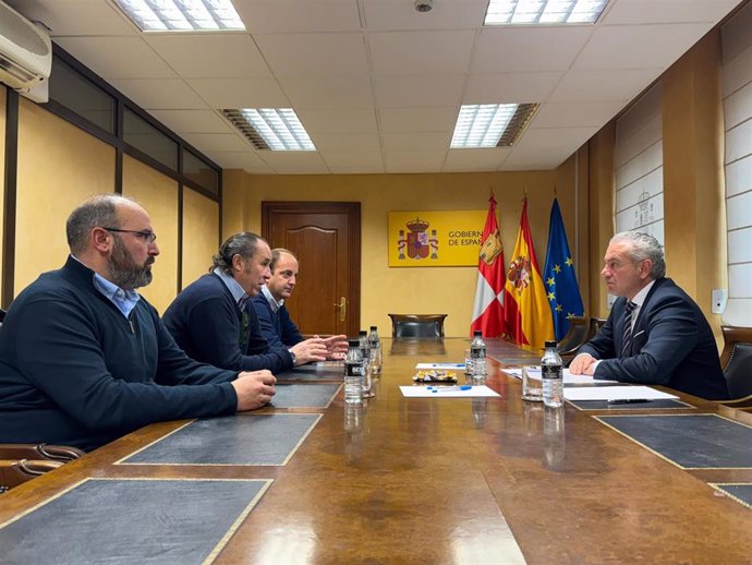 El delegado del Gobierno en Castilla y León, Nicanor Sen, mantiene un encuentro con los representantes de Asaja Segovia, Valladolid y Ávila