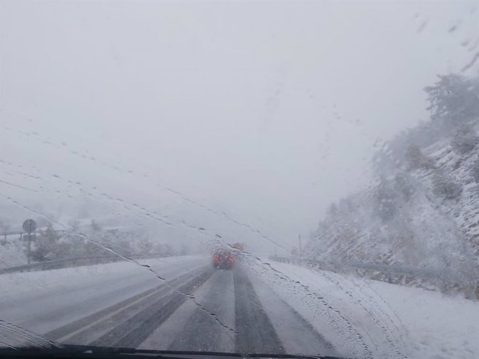 Archivo - Nieve en una carretera (archivo)
