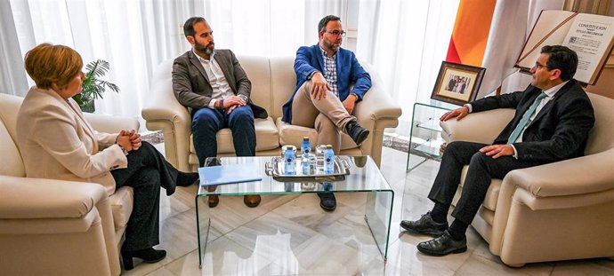 Reunión entre el presidente de la Diputación de Ciudad Real, Miguel Ángel Valverde, y el alcalde de Tomelloso, Javier Navarro.