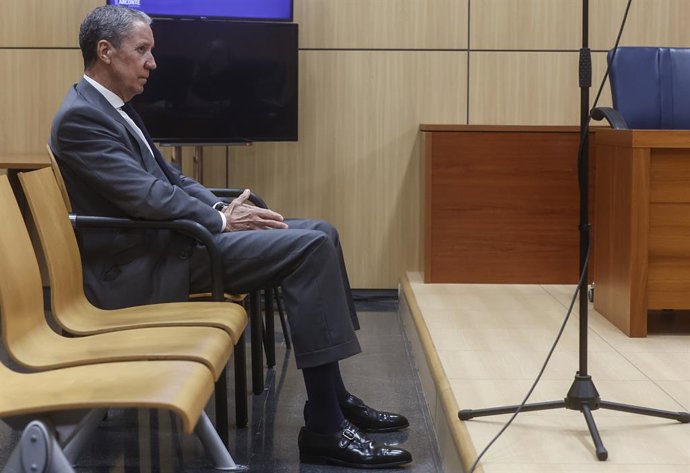 Archivo - L'expresident de la Generalitat valenciana i exministre, Eduardo Zaplana, en la banqueta 