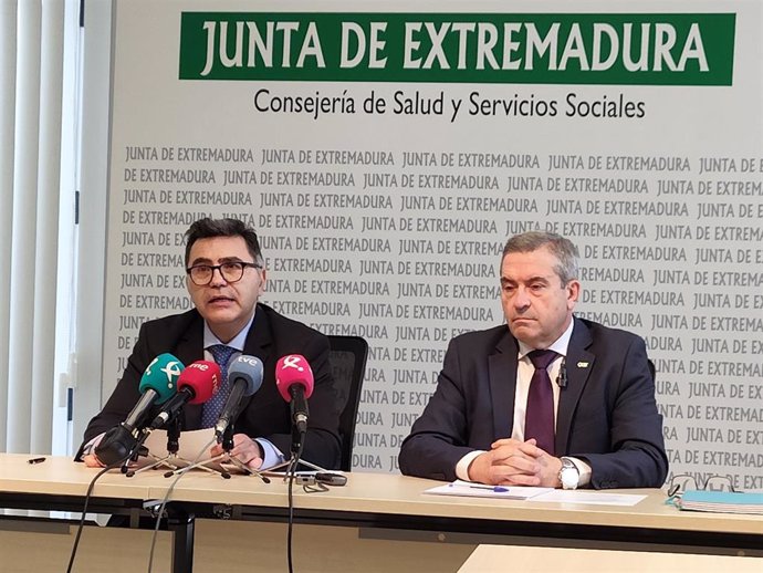 El director gerente del SES, Jesús Vilés, y el coordinador regional de trasplantes, Luis López, en una rueda de prensa en Mérida.