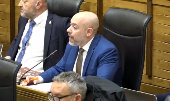El concejal de Medio Ambiente y Sostenibilidad de Gijón, Rodrigo Pintueles, durante su intervención en el Pleno gijonés.
