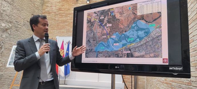 El alcalde de Toledo, Carlos Velázquez, exponiendo la propuesta de la ciudad para el recorrido del AVE Madrid-Lisboa a su paso por la capital regional.