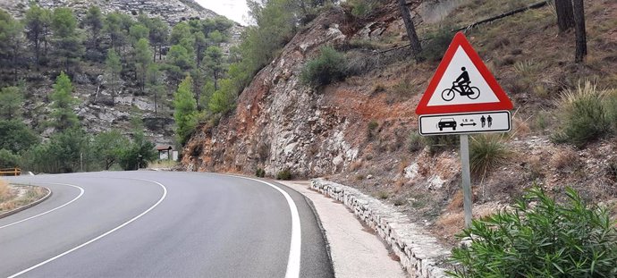 Archivo - Aviso de paso de ciclistas en el Camino del Cid.