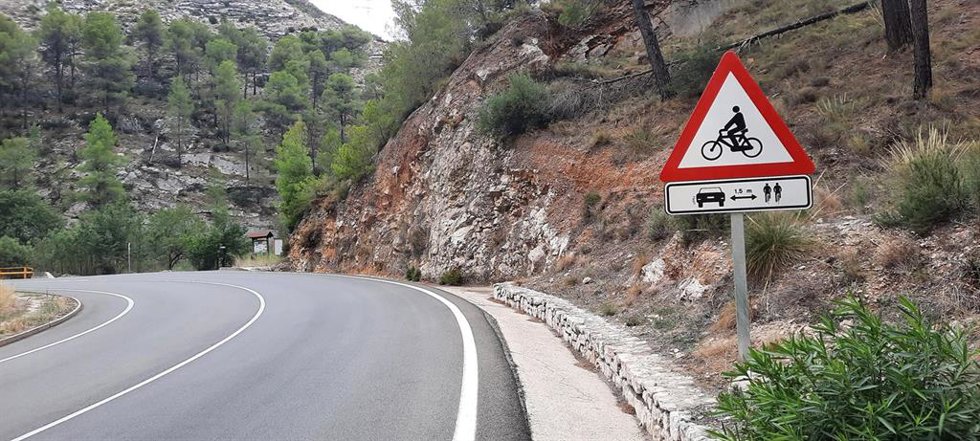 Archivo - Aviso de paso de ciclistas en el Camino del Cid.