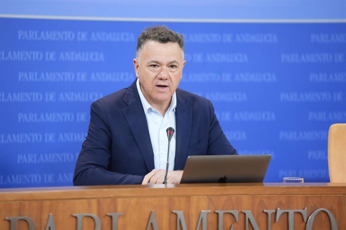 El parlamentario de Por Andalucía Juan Antonio Delgado, en rueda de prensa.