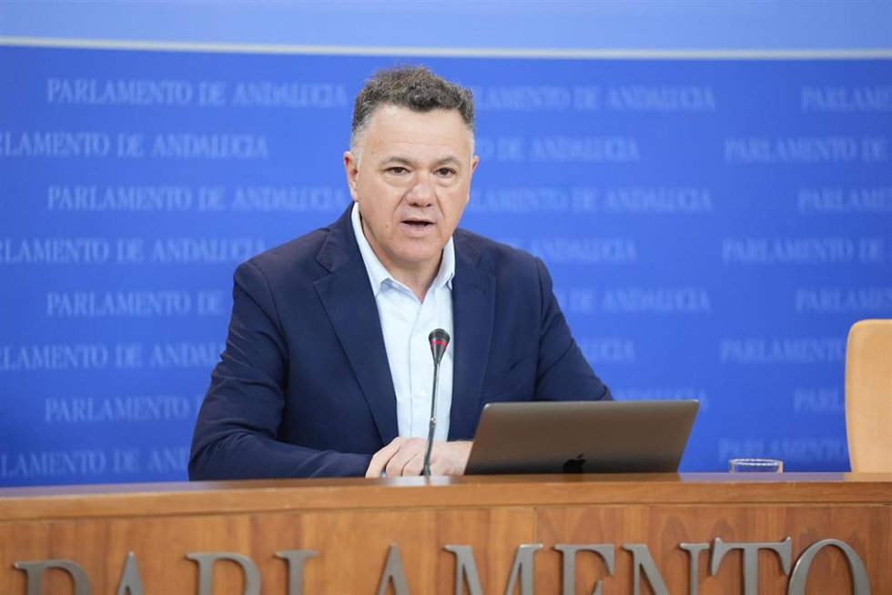 El parlamentario de Por Andalucía Juan Antonio Delgado, en rueda de prensa.
