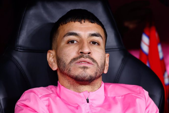 Angel Correa, do Atlético de Madrid, observa durante a partida de ida das oitavas de final da Liga dos Campeões da UEFA 2024/25 entre Real Madrid CF e Atlético de Madrid, no estádio Santiago Bernabeu, em 4 de março de 2025, em Madri, Espanha.