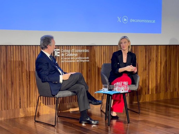 La ceo de Savills Barcelona, Anna Gener, junto al decano del Col·legi d'Economistes de Catalunya, Carlos Puig de Travy.
