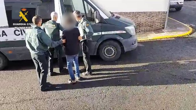 La Guardia Civil deteniene al supuesto autor de un atraco en Cartaya (Huelva).