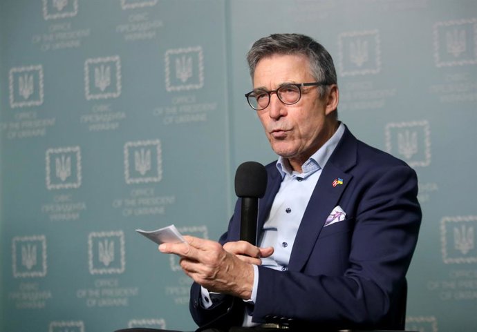 Archivo - El ex primer ministro de Dinamarca y ex secretario general de la OTAN Anders Fogh Rasmussen durante una rueda de prensa en enero de 2024 en la capital de Ucrania, Kiev (archivo)