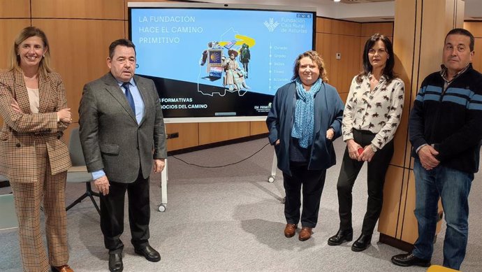 La directora de la FCRA, Eva Pando, el presidente, Fernando Martínez, y las promotoras del portal web 'Where is Asturias' Begoña Panea y Valerie Álvarez, presentan las charlas para comerciantes del Camino Primitivo.