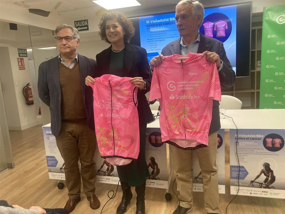 Eduardo Cabanillas (i), gerente de Auvasa, la concejal Mayte Martínez y el presidente provincial de la AECC, Artemio Domínguez.
