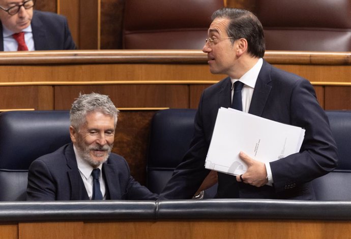 El ministro de Interior, Fernando Grande-Marlaska (i) y el ministro de Asuntos Exteriores, Unión Europea y Cooperación, José Manuel Albares (d), durante un pleno en el Congreso de los Diputados, a 12 de marzo de 2025, en Madrid (España). La delegación de 