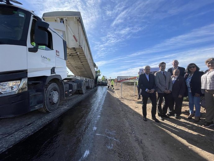 El consejero de Fomento e Infraestructuras, Jorge García Montoro, junto al alcalde de Torre Pacheco, Pedro Ángel Roca Tornel, durante la visita a la fase final de las obras de la RM-F26 que une Balsicas con Torre Pacheco.