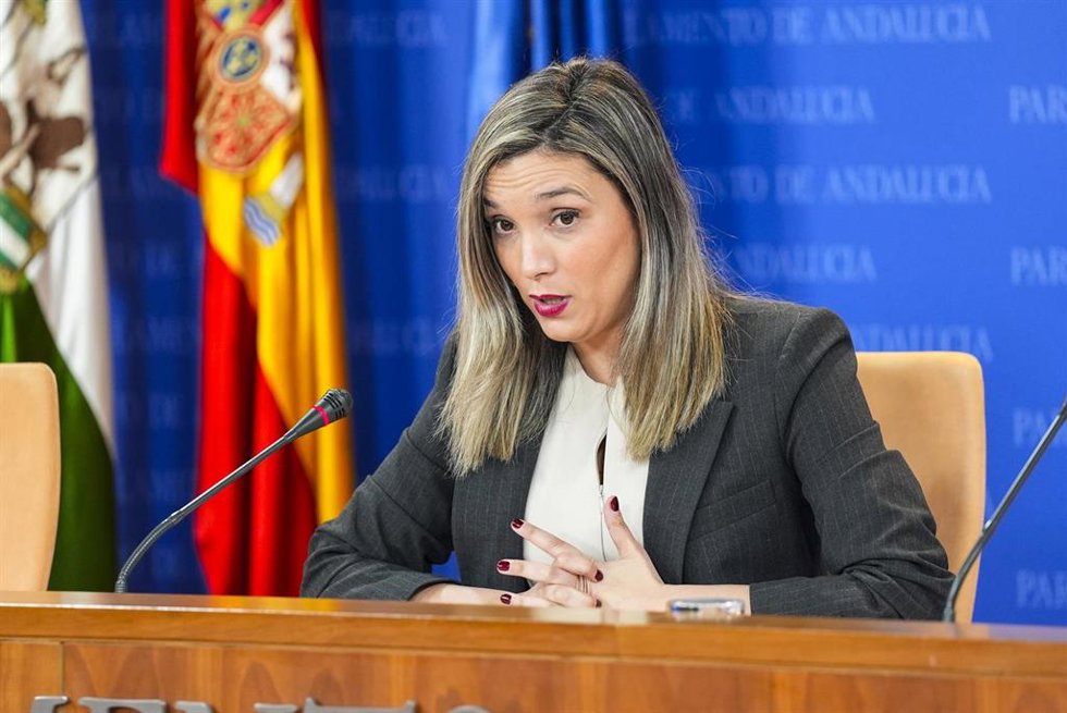 La portavoz del Grupo Parlamentario Socialista, María Márquez, durante la ronda de ruedas de prensa de portavoces de los grupos parlamentarios en el Parlamento de Andalucía, a 12 de marzo de 2025 en Sevilla (Andalucía, España). Los portavoces de los gru