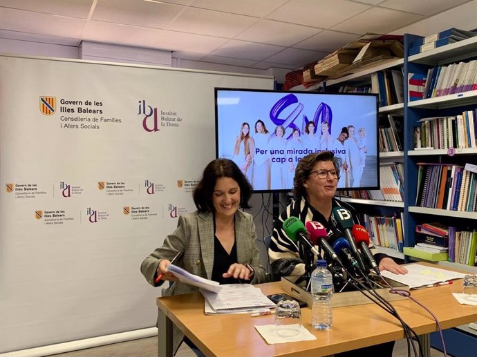 La consellera de Familias y Asuntos Sociales, Catalina Cirer, y la directora del IBDona, Cati Salom, en rueda de prensa.