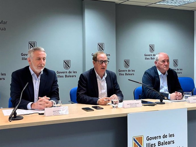De izquierda a derecha, el director general de Recursos Hídricos, Joan Calafat, el conseller del Mar y del Ciclo del Agua, Juan Manuel Lafuente, y el gerente de Abaqua, Emeterio Moles.