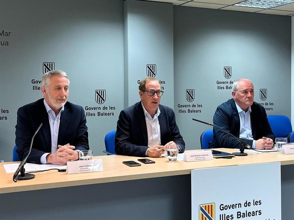 De izquierda a derecha, el director general de Recursos Hídricos, Joan Calafat, el conseller del Mar y del Ciclo del Agua, Juan Manuel Lafuente, y el gerente de Abaqua, Emeterio Moles.