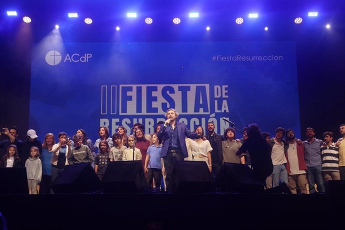 Archivo - El cantante Juan Peña canta el rezo de la Salve durante la segunda edición de la Fiesta de la Resurrección, en la plaza de Cibeles, a 6 de abril de 2024, en Madrid (España). 