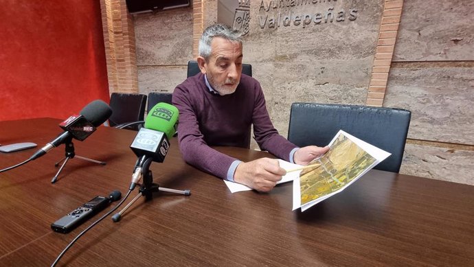 El alcalde de Valdepeñas, Jesús Martín, presenta el proyecto del Parque Fluvial.