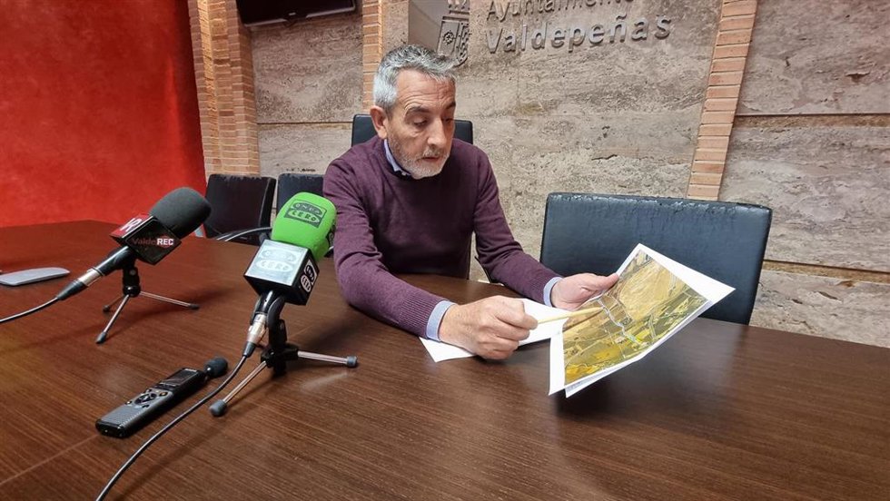 El alcalde de Valdepeñas, Jesús Martín, presenta el proyecto del Parque Fluvial.