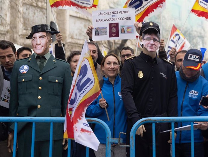 Dos muñecos del presidente del Gobierno y el líder de Junts durante una concentración de una docena de sindicatos de Policía y asociaciones de la Guardia Civil, frente al Congreso de los Diputados