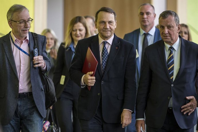 19 de fevereiro de 2025, Bruxelas, Bxl, Bélgica: (E-D) O membro do Parlamento Europeu (MEP) Bogdan Zdrojewski, o ministro das Relações Exteriores da Polônia, Radosław Sikorski, e o MEP Andrzej Halicki chegam para uma sessão da Comissão de Relações Exterio