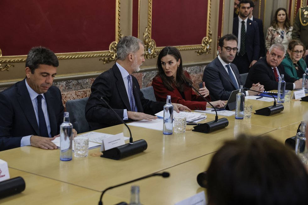 (I-D) El presidente de la Generalitat Valenciana, Carlos Mazón; los Reyes Felipe VI y Leticia; y el ministro de Economía, Comercio y Empresa, Carlos Cuerpo; a su llegada a una reunión con entidades sociales vinculadas con la recuperación de las zonas