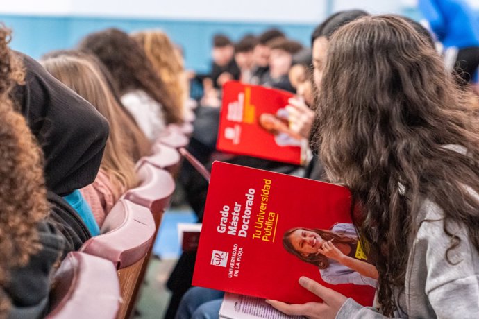 La UR acerca su oferta educativa a los estudiantes riojanos para "disipar dudas" y ayudarles "en su elección"