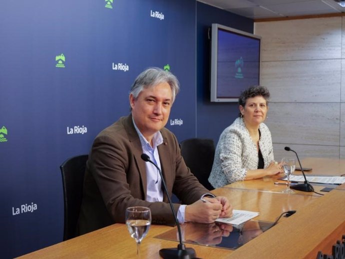 El consejero de Cultura, Turismo, Deporte y Juventud, José Luis Pérez Pastor, y la directora general de Turismo, Virgina Borgés, en comparecencia de prensa