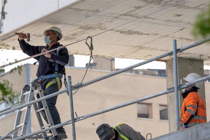 Archivo - Varios trabajadores de una empresa de  construcción.