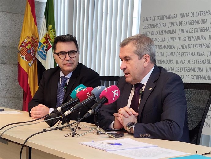 El director gerente del SES, Jesús Vilés, y el coordinador regional de Trasplantes, Luis López, en una rueda de prensa en Mérida.