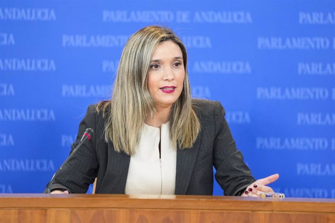 La portavoz del Grupo Parlamentario Socialista, María Márquez, durante la ronda de ruedas de prensa de portavoces de los grupos parlamentarios en el Parlamento de Andalucía, a 12 de marzo de 2025 en Sevilla (Andalucía, España). Los portavoces de los grupo