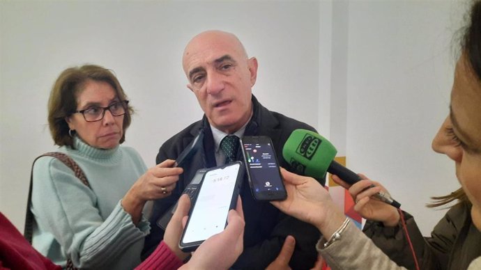 El presidente de la Confederación Hidrográfica del Guadiana atiende a los medios