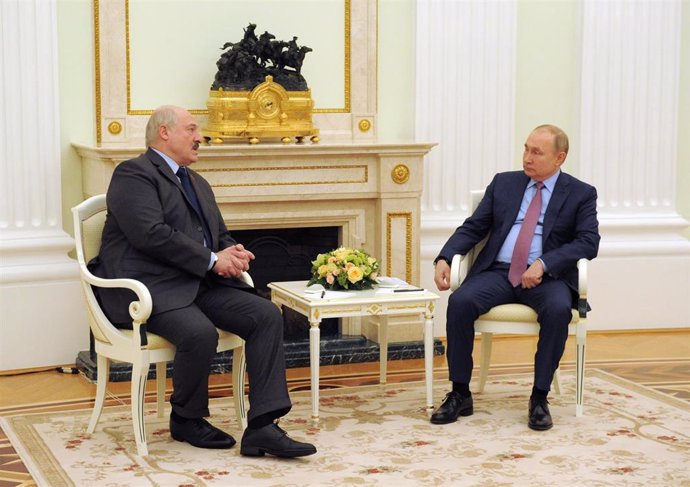 Archivo - Vladimir Putin, presidente de Rusia, recibe en el Kremlin a su homólogo bielorruso, Alexander Lukashenko