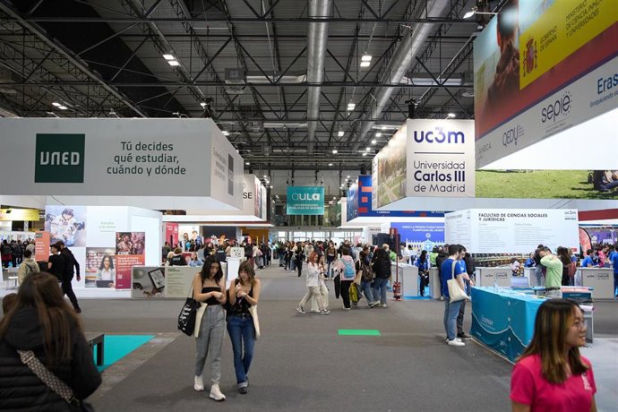 Archivo - Varias personas durante el Salón internacional del estudiante y de la oferta educativa (AULA), en Feria de Madrid IFEMA, 