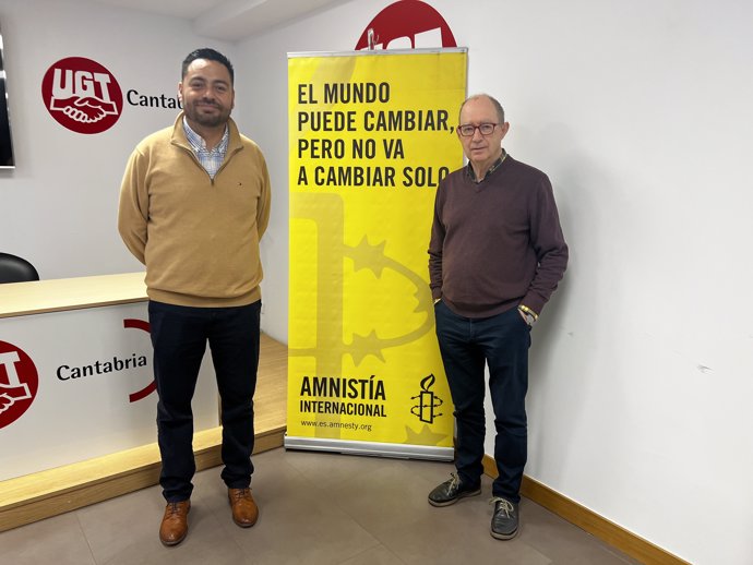 El periodista mexicano Alberto Amaro junto al director de Amnistía Internacional en Cantabria, Juan Herrera