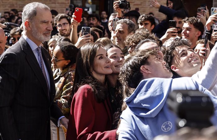 Los Reyes Don Felipe VI y Doña Letizia saludan a jóvenes en su visita a València para reunirse con organizaciones empresariales y entidades sociales vinculadas a la recuperación tras la dana.