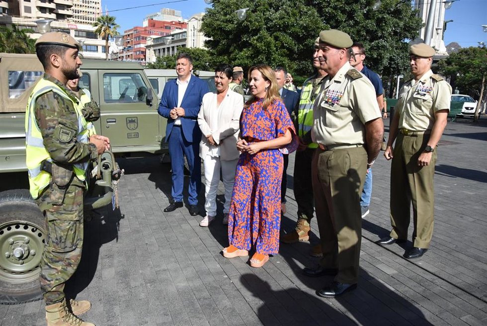 Archivo - La presidenta del Cabildo de Tenerife, Rosa Dávila, en un reconocimiento institucional a los soldados por su participación en la 'Operación Meteoro' de vigilancia de los montes de la isla