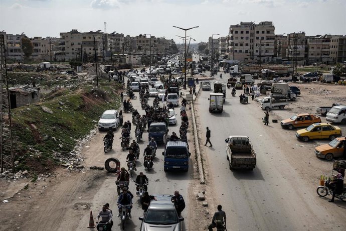 09 de março de 2025, Síria, Hama: Combatentes sírios e civis participam do funeral de um membro das forças de segurança sírias na província de Hama, depois que ele e outros 11 colegas foram mortos em uma emboscada por grupos leais ao presidente deposto Ba