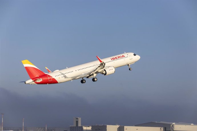 Archivo - Airbus A321XLR de Iberia despegando.