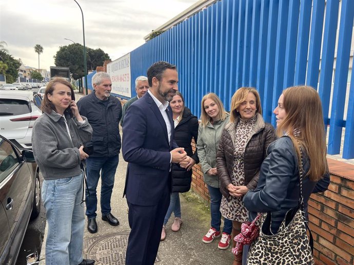 El portavoz municipal socialista Daniel Pérez junto con la viceportavoz municipal del PSOE, Begoña Medina y a trabajadoras del polígono industrial Ronda Exterior