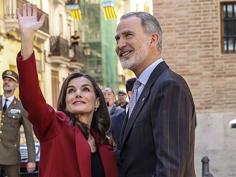Los Reyes Felipe VI y Leticia a su llegada a una reunión con organizaciones empresariales vinculadas con la recuperación de las zonas afectadas por la DANA del pasado 29 de octubre, en la sede CEV, en Valencia