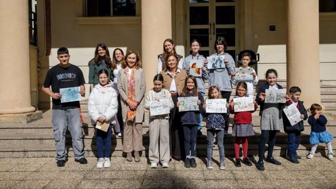 La consejera de Salud y Política Sociales, María Martín, junto a la subdirectora general de Igualdad, Begoña Marañón, entrega los premios del concurso de dibujo escolar ‘Por la Igualdad’