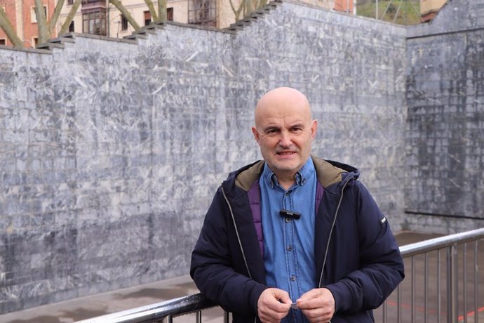El concejal de EH Bildu Bilbao Xabier Fernández en el frontón de Deusto.