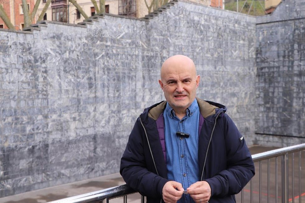 El concejal de EH Bildu Bilbao Xabier Fernández en el frontón de Deusto.