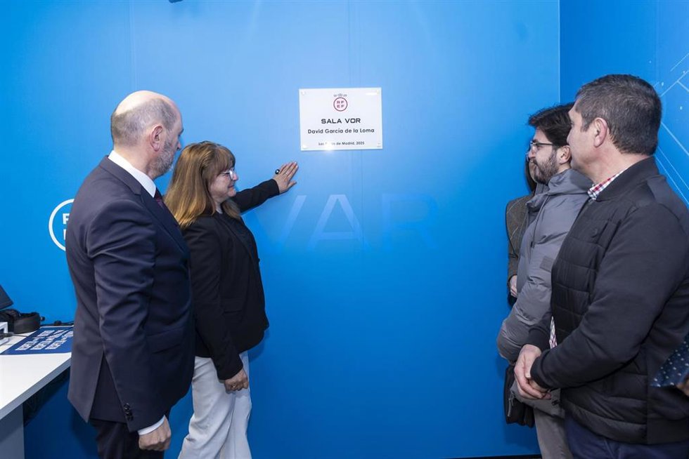 El presidente de la RFEF, Rafael Louzán, descubre junto a la familia del colegiado David García de la Loma una placa con el nombre del colegiado en una de las salas principales del VOR.