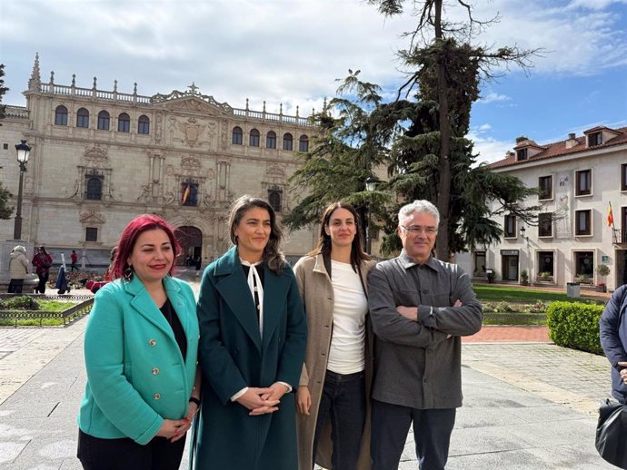 La portavoz de Más Madrid en la Asamblea, Manuela Bergerot (2i); la portavoz de Más Madrid en el Ayuntamiento de Madrid, Rita Maestre (3i), y la portavoz de Más Madrid en el Ayuntamiento de Alcalá, Rosa María Romero (1i), en el Colegio San Ildefonso.