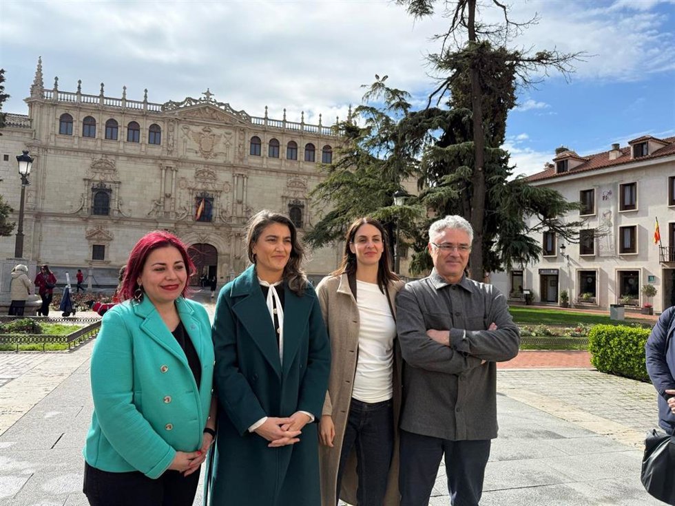 La portavoz de Más Madrid en la Asamblea, Manuela Bergerot (2i); la portavoz de Más Madrid en el Ayuntamiento de Madrid, Rita Maestre (3i), y la portavoz de Más Madrid en el Ayuntamiento de Alcalá, Rosa María Romero (1i), en el Colegio San Ildefonso.